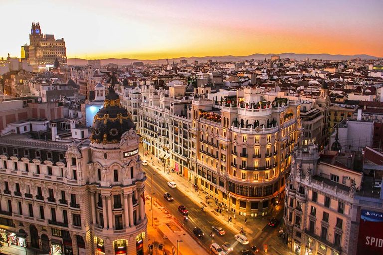La Gran Vía de Madrid al atardecer